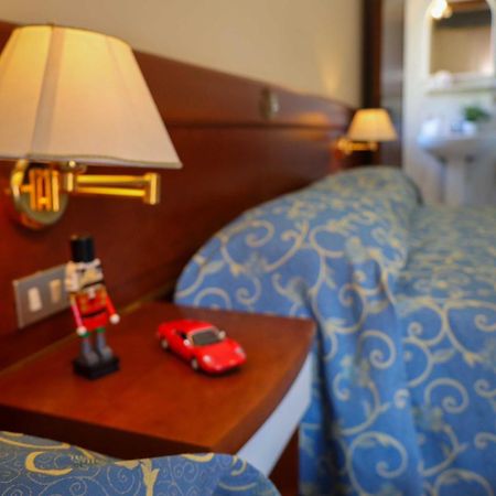 Easy Hotel Meryon Сотомарина Екстериор снимка