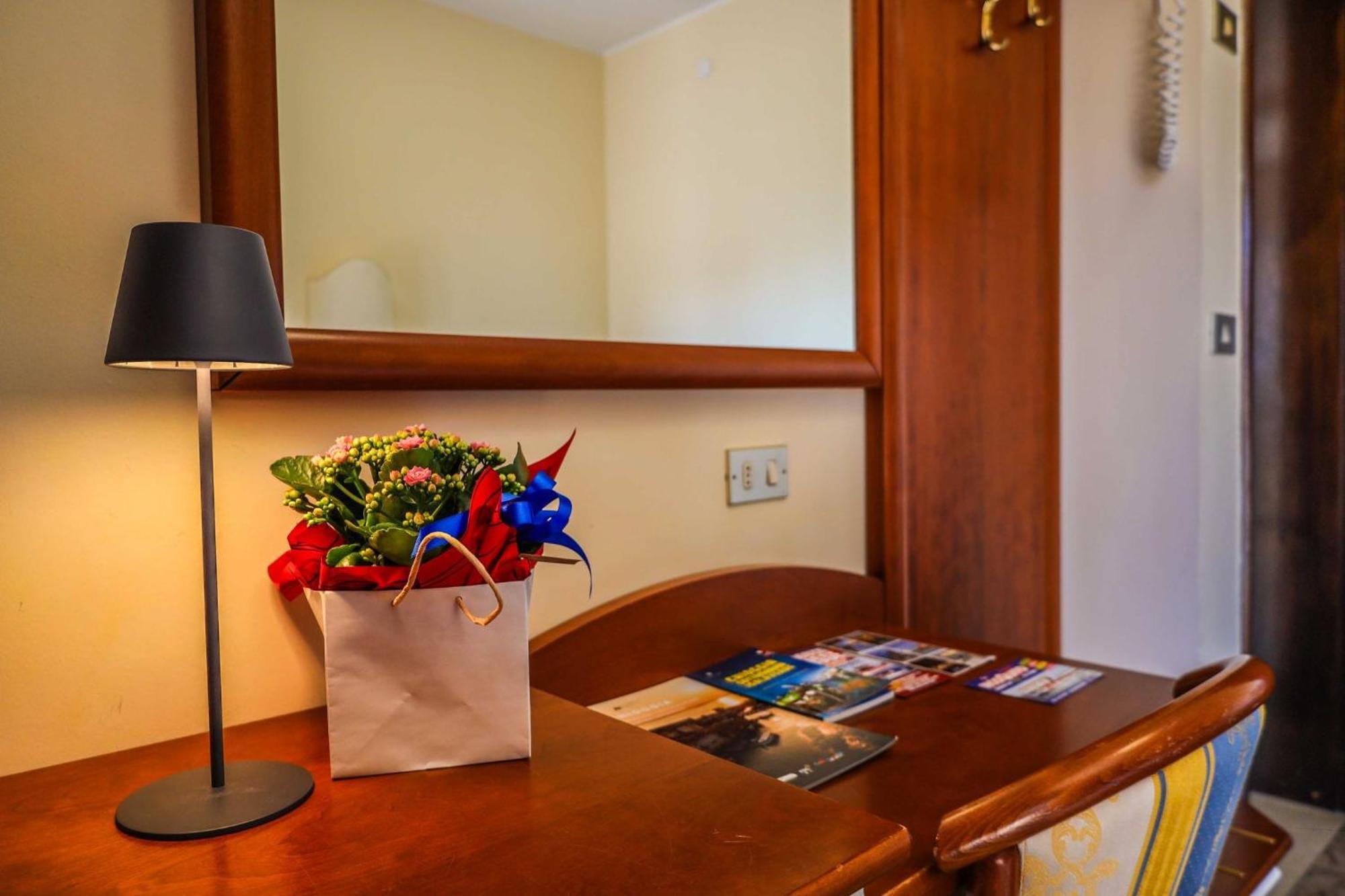 Easy Hotel Meryon Сотомарина Екстериор снимка