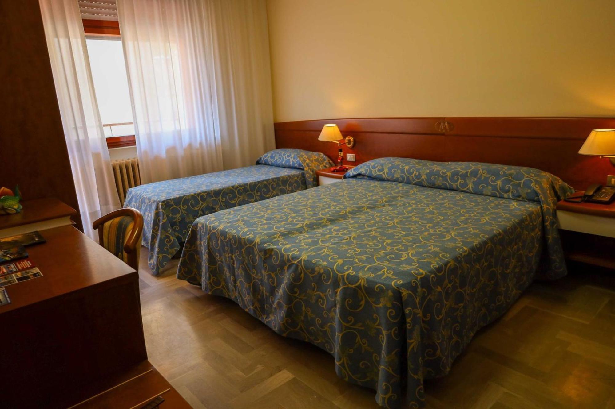 Easy Hotel Meryon Сотомарина Екстериор снимка