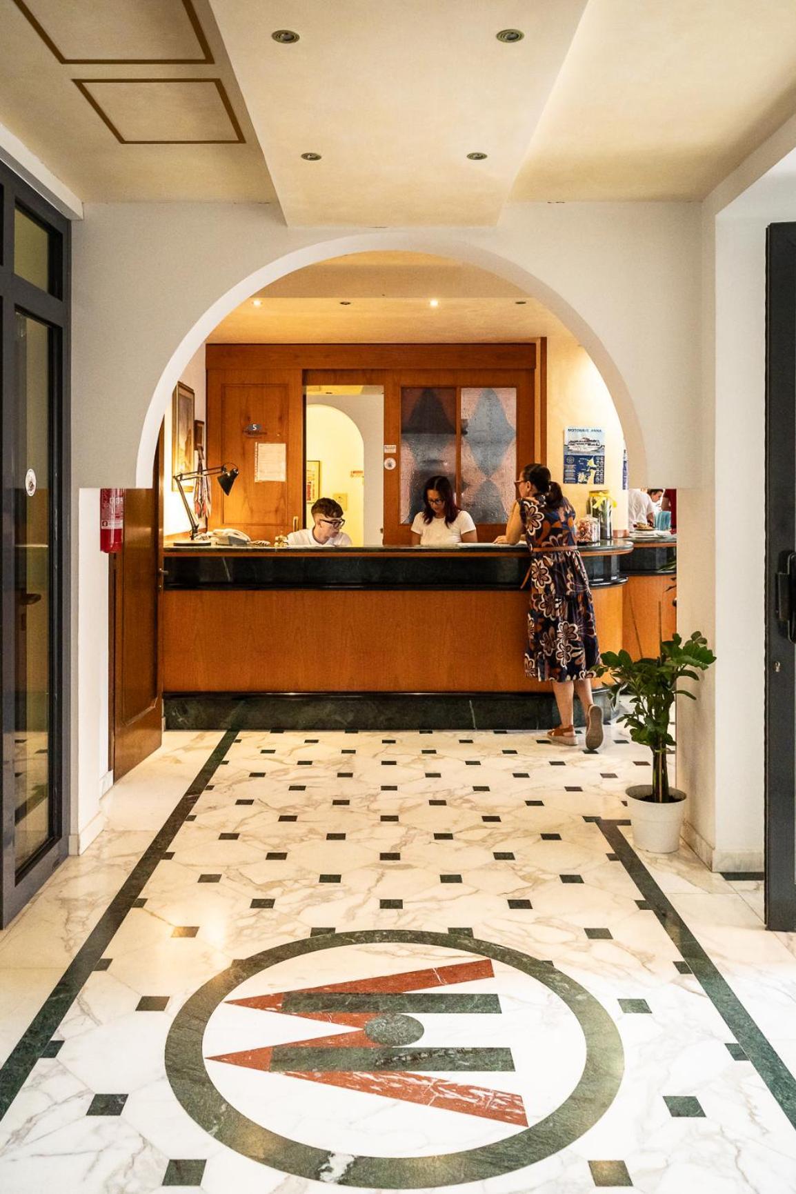 Easy Hotel Meryon Сотомарина Екстериор снимка