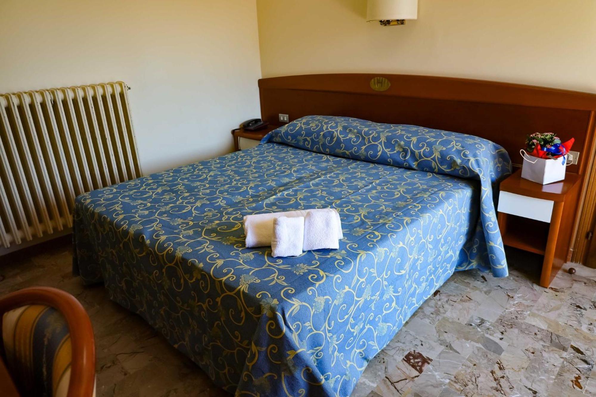 Easy Hotel Meryon Сотомарина Екстериор снимка