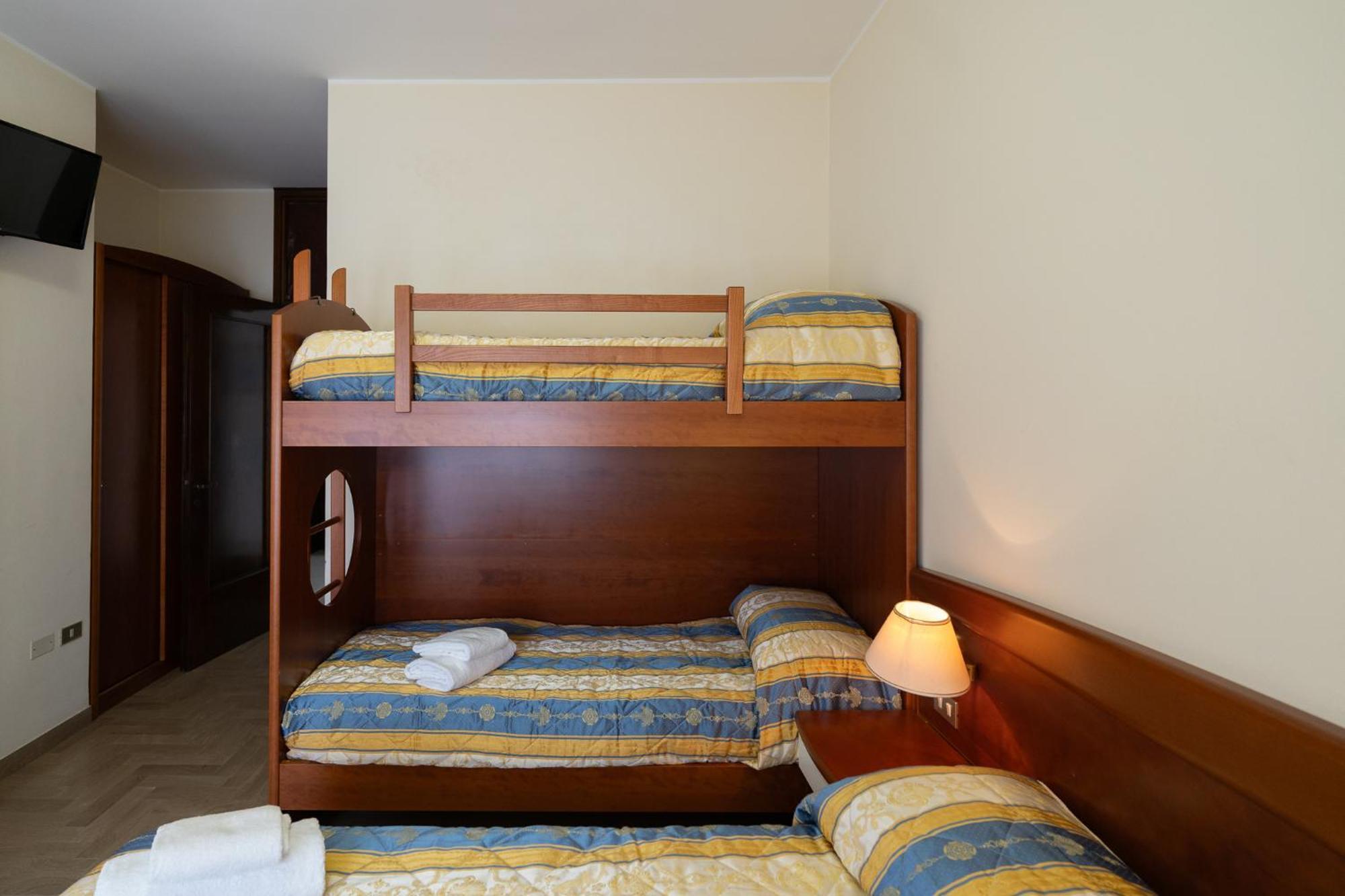 Easy Hotel Meryon Сотомарина Екстериор снимка