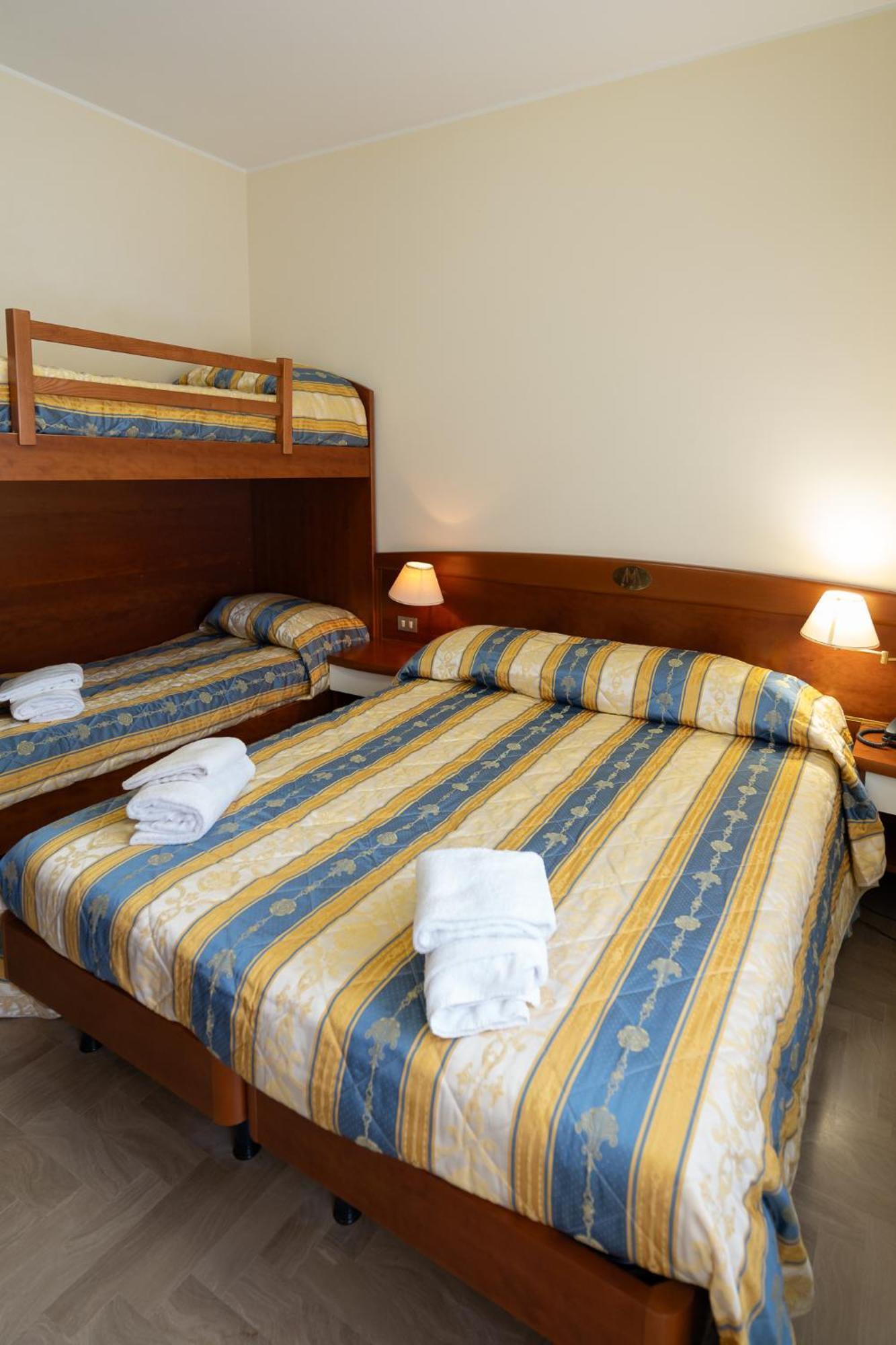 Easy Hotel Meryon Сотомарина Екстериор снимка