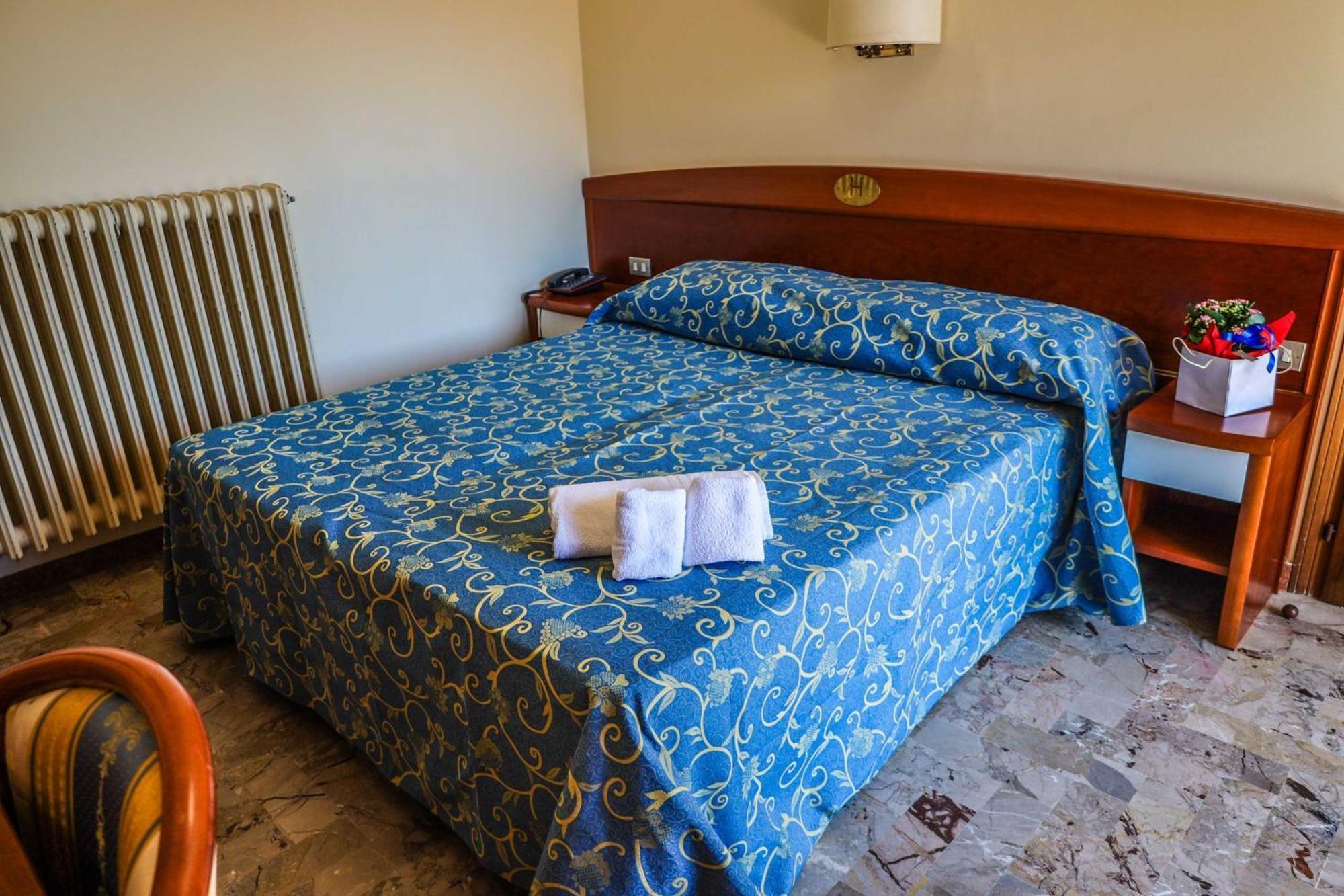 Easy Hotel Meryon Сотомарина Екстериор снимка
